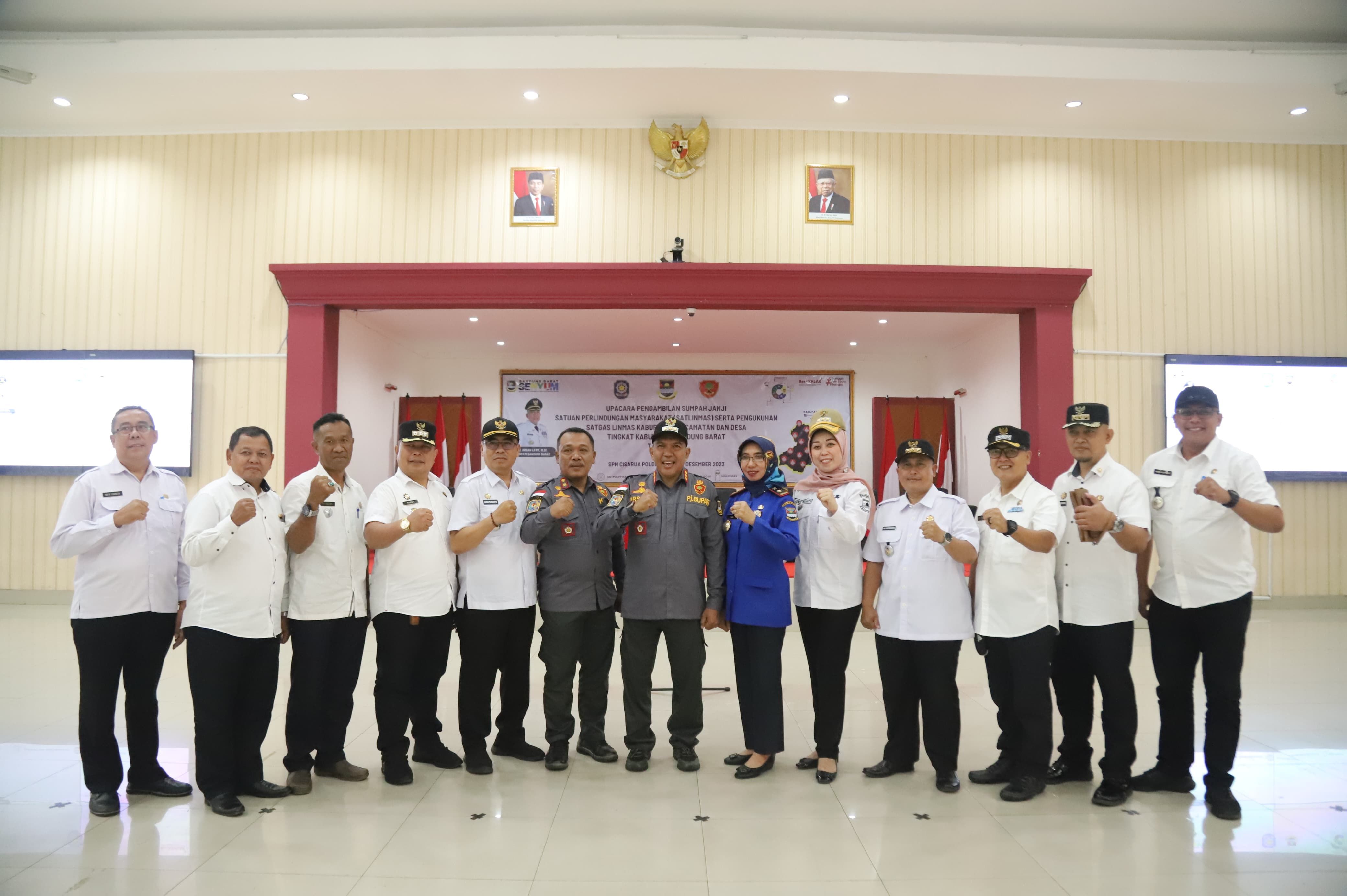 Pj Bupati Bandung Barat Arsan Latif Hadir Dalam Acara Pengambilan Sumpah Satlinmas dan Satgas Linmas KBB