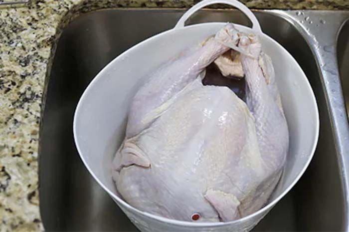 Membiarkan daging ayam beku hingga mencair di atas meja sangat berbahaya bagi kesehatan karena dapat merangsang pertumbuhan bakteri yang berbahaya.