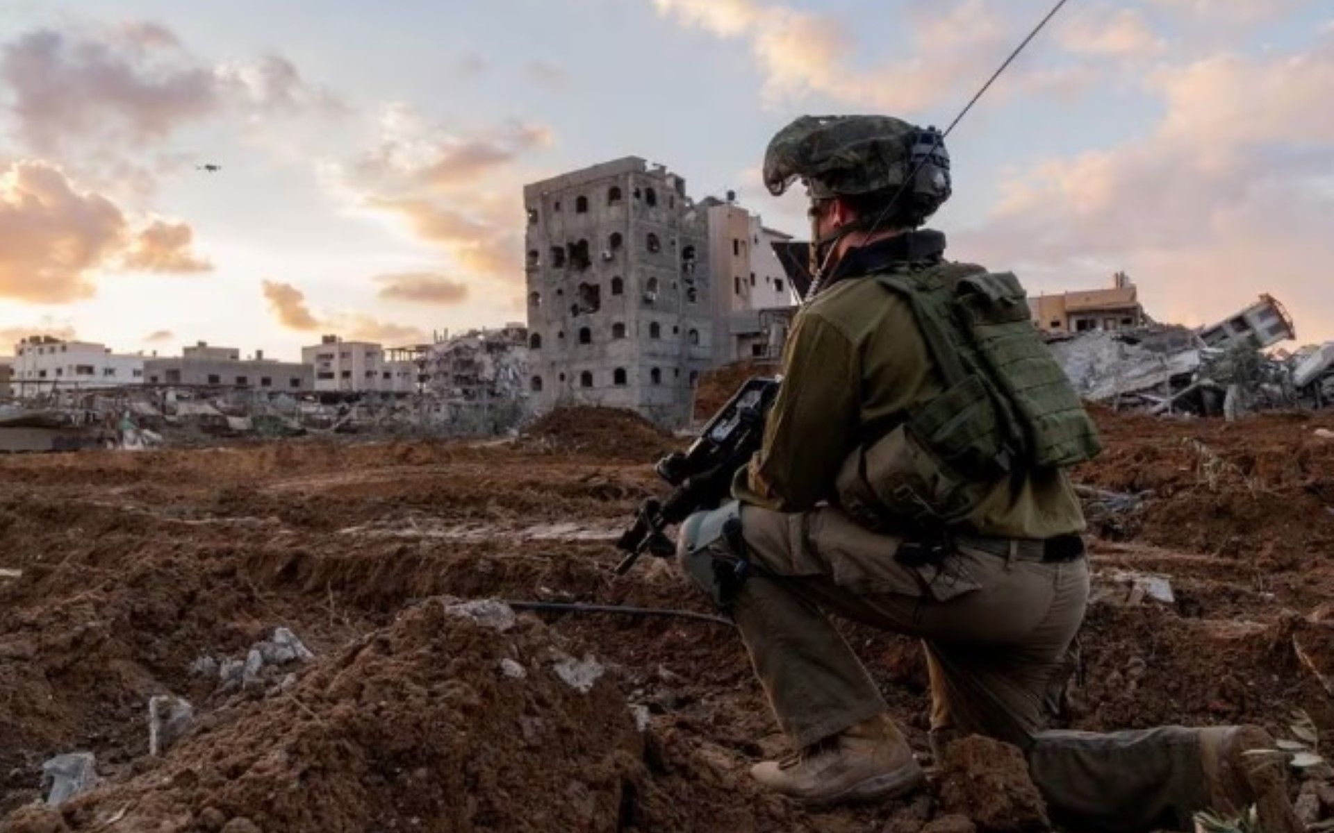 Pasukan penjajah Israel terus menggempur Gaza tengah.