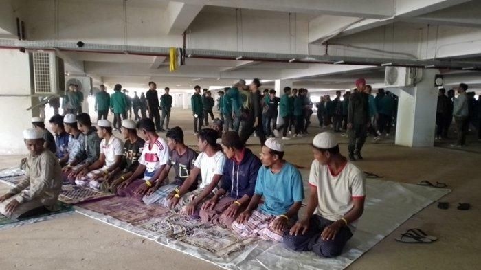 Sejumlah pengungsi Rohingya sedang melaksanakan shalat saat para demonstran menetang penempatan mereka di Aceh.