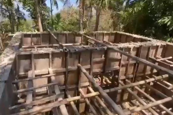 Bak penampung air minum bersih yang dikerjakan CV Araya Bina Konstruksi di Desa Bloro, Kecamatan Nita.//