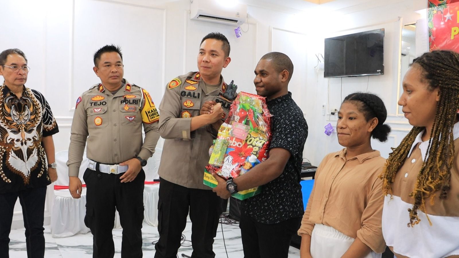 Wakapolres Grobogan Kompol Gali Atmajaya berikan bingkisan untuk pelajar asal Papua yang sedang menempuh pendidikan di Kabupaten Grobogan.