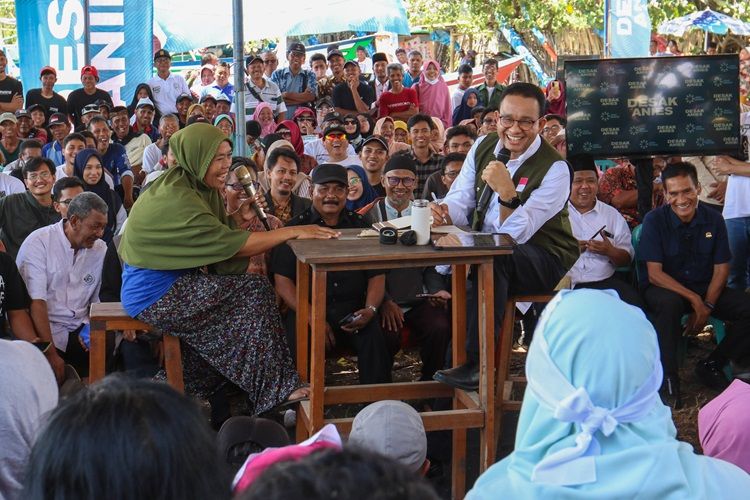 Calon presiden nomor urut 1 Anies Baswedan (ketiga kanan) berdialog dengan nelayan di Pantai Blimbingsari, Banyuwangi, Jawa Timur, Kamis (28/12/2023).