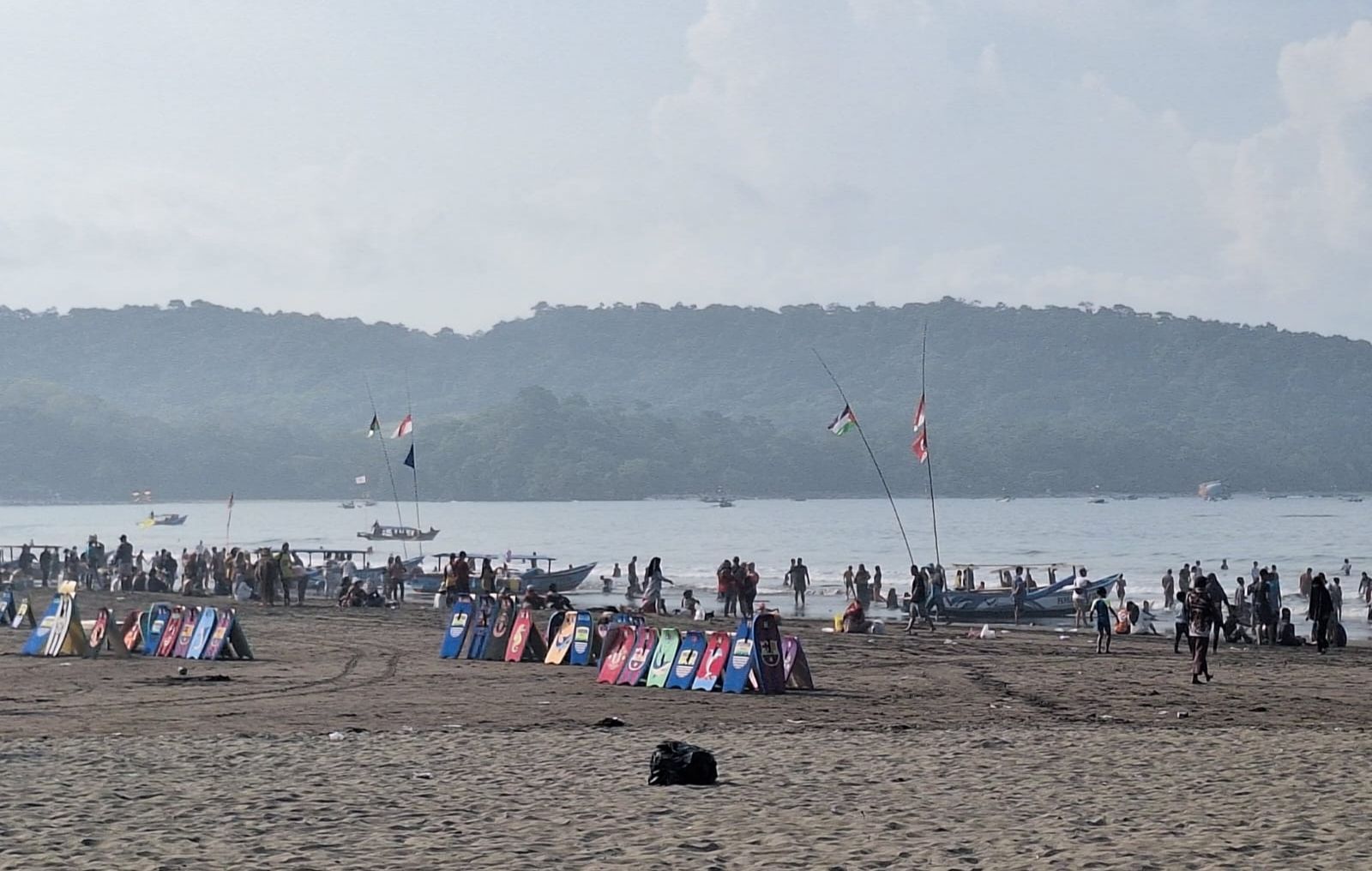 Wisatawan di Pantai Pangandaran tampak melakukan aktivitas seperti biasa setelah terjadi gempa pada Kamis 28 Desember 2023.