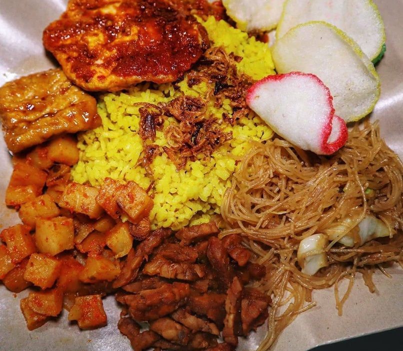 Nasi Kuning Cipaku Pak Agus, salah satu tempat makan malam enak di Bogor yang menyediakan nasi kuning dengan beragam lauk
