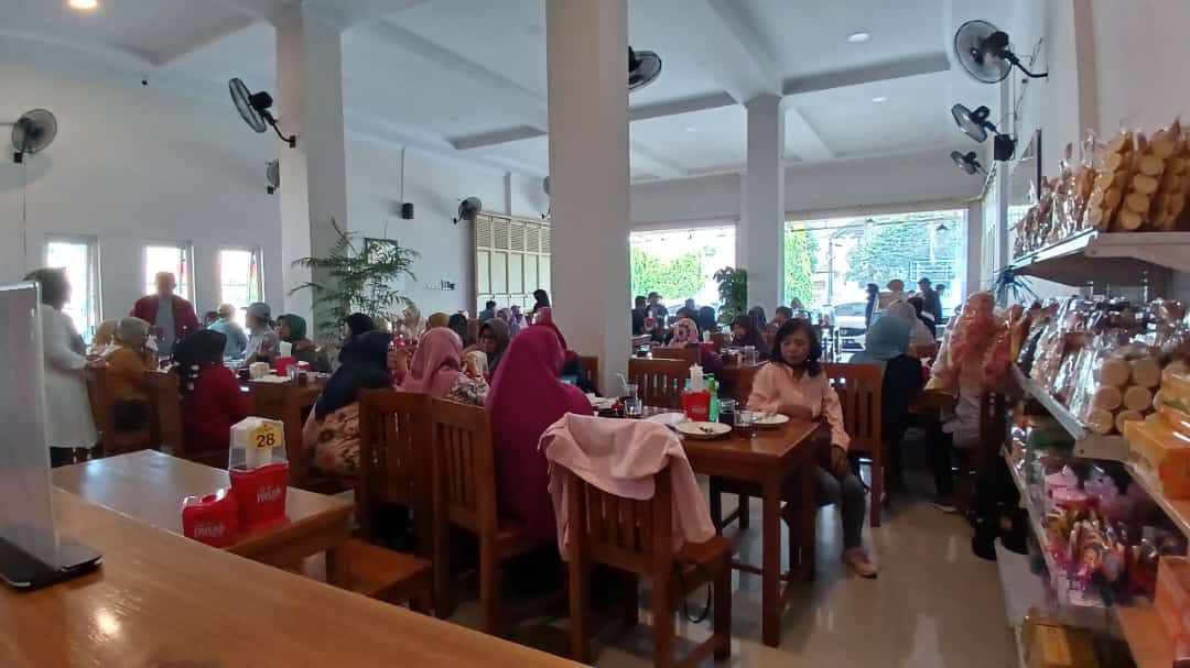 Suasana kuliner Empal Gentong H Irwan di Cirebon yang diserbu pengunjung saat libur jelang akhir tahun 2023.