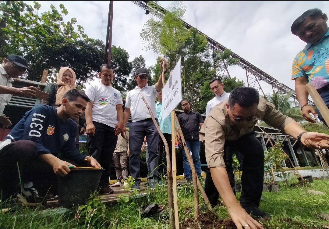PJ Wako Sawahlunto Dr.Zefnihan di saksikan GM PT BA Pertambangan Ombilin Yulfaizon saat menanam bibit tanaman pelindung hijau di Taman Silo Saringan 