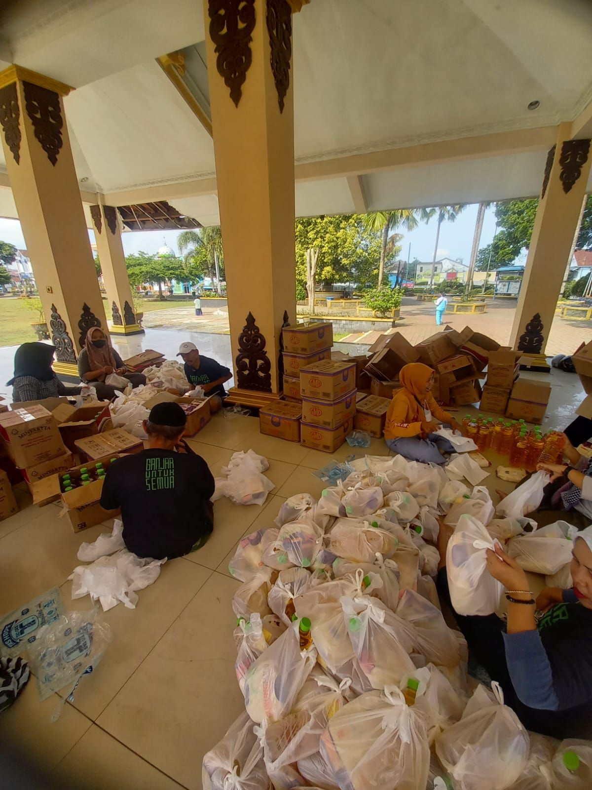 Pukuhan hingga ratusan paket sembako murah yang dipasarkan di Alun-alun kota Banjarnegara