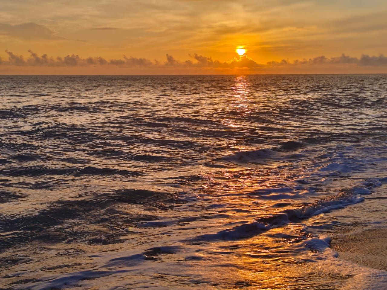 Sunrise di Pantai Pesona Bay Sungailiat. 