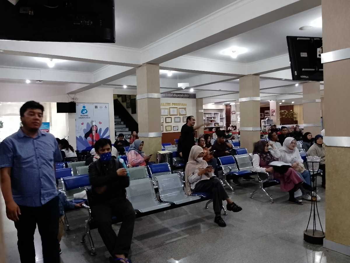 Para pemohon paspor saat di ruang tunggu layanan Kanim bandung
