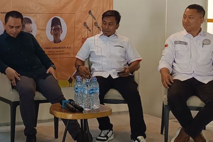 Juru Bicara Timnas AMIN, Zuhad Aji Firmantoro (kanan), dalam diskusi politik di Jakarta, Kamis (28/12/2023)