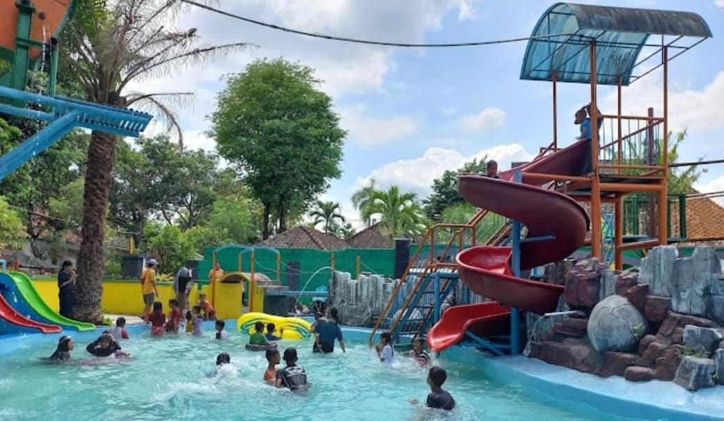 Wahana waterpark di The Gondang Park, tersedia beberapa kolam renang dengan aneka permainan air