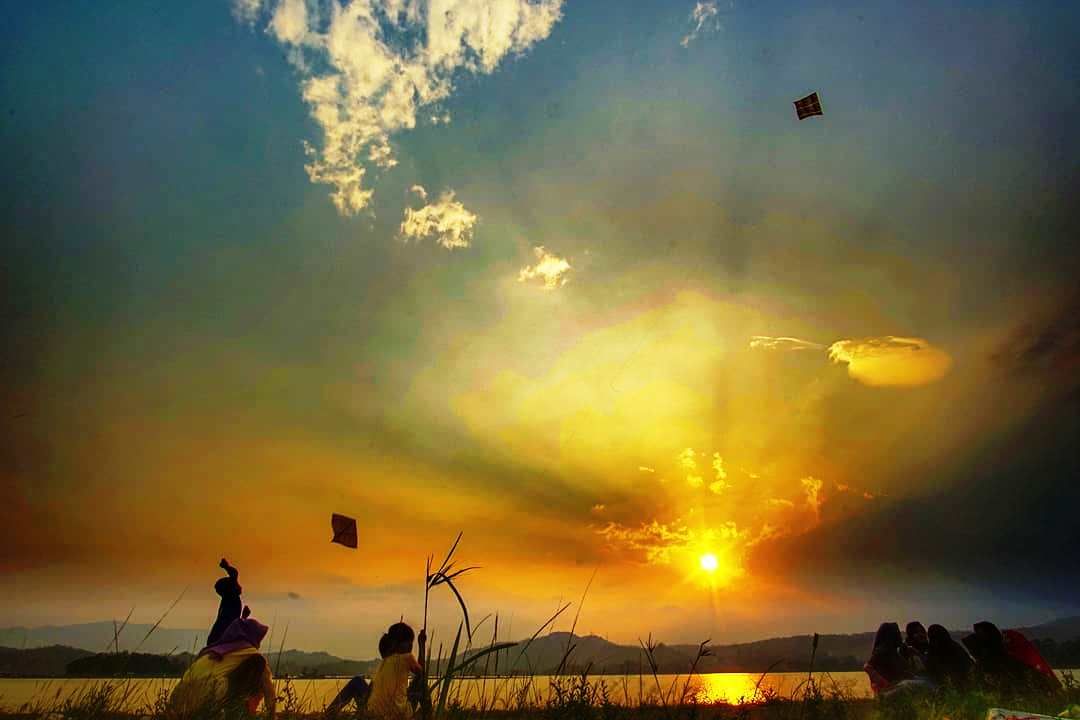 Jah Bless the Dam, Senja di Waduk Darma menawarkan pengalaman unik yang memadukan kegembiraan perayaan Tahun Baru 2024 dengan kegiatan kemanusiaan yang penuh makna.*