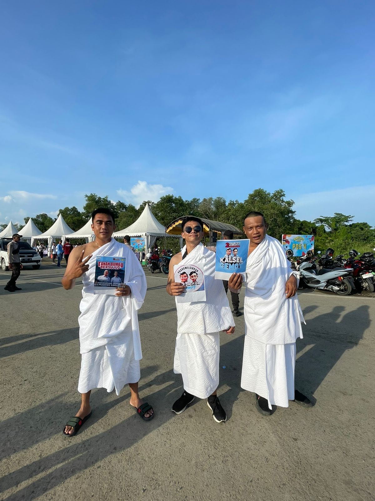 Tiga peserta yang beruntungendapatkan Kouta Tambahan tanpa diundi dengan berpakaian Ihram