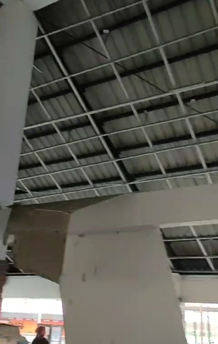 Nyaris seluruh plafon di Sleko Food Court rontok pada Minggu 31 Desember 2023 pagi