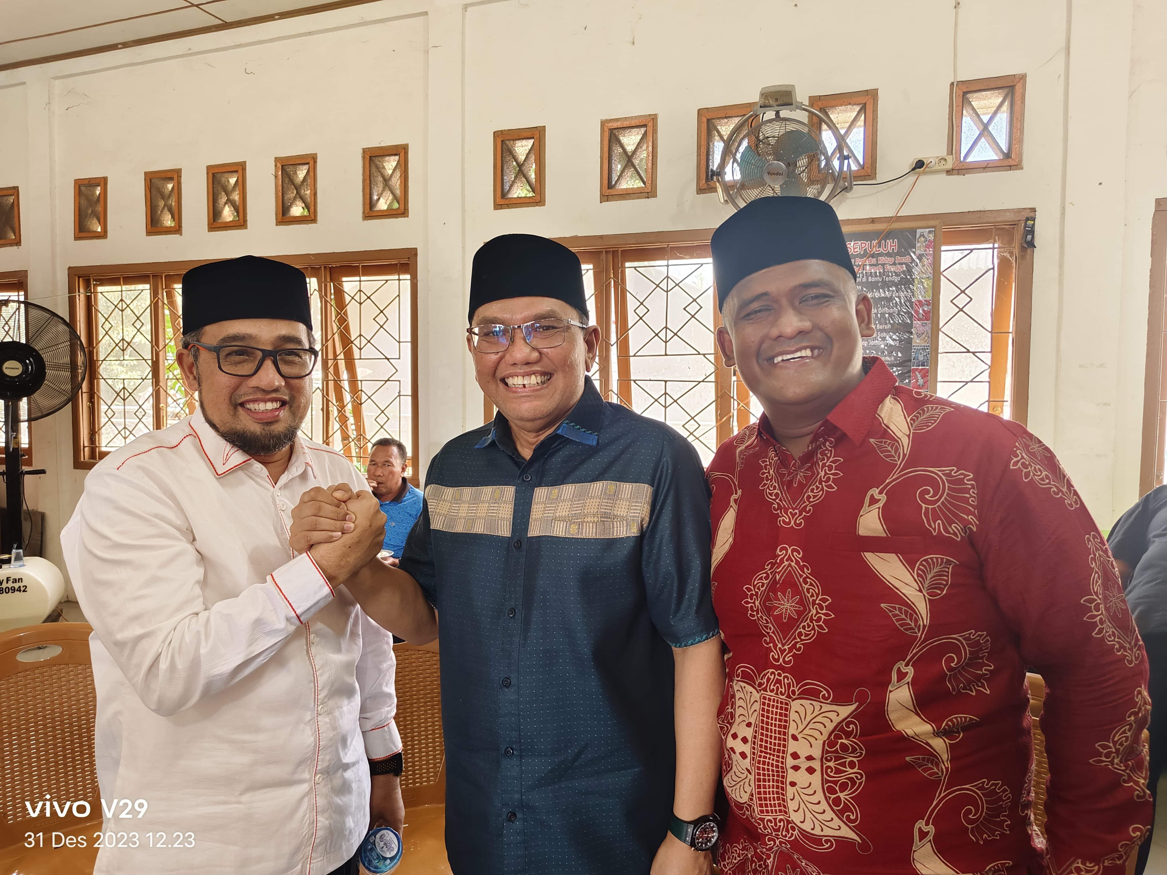 Ketua Pemuda Tanjong Seulamat Jufri, S.I.Kom bersama Tokoh Masyarakat Aceh Besar Tgk H. Musannif  dan Anggota DPRA Ustadz Irawan Abdullah