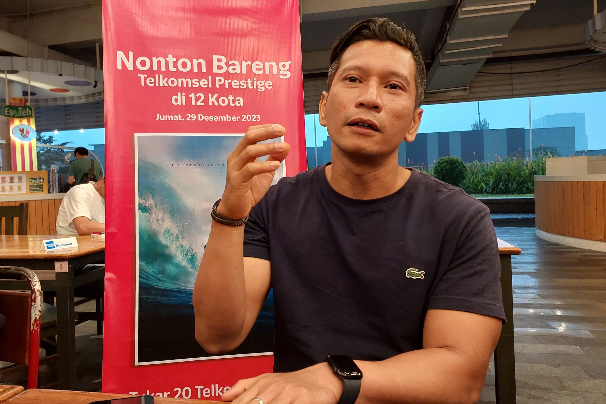 Manager Mobile Consumer Branch Bandung, Tedy Kristianto, saat menjawab pertanyaan wartawan dalam gelaran nonton bareng Aquaman serentak di 12 kota melalui program loyalitas Telkomsel Prestige.