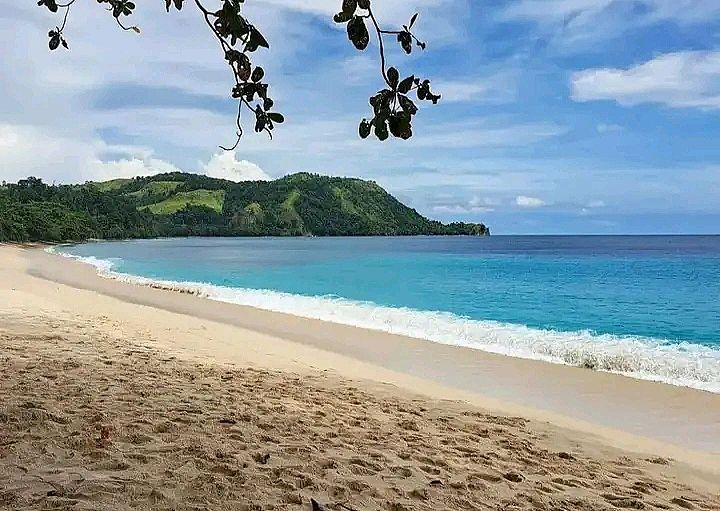 Pantai Moinit ini berlokasi di Desa Tawaang, Kabupaten Minahasa Selatan, Sulawesi Utara.
