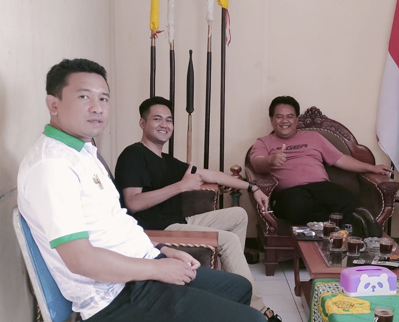 Guruh Da Pamuji Ketua Perpani Banjarnegara (kaos hitam) saat diskusi bersama Ketua Umum KONI Banjarnegara Nurohman Ahong
