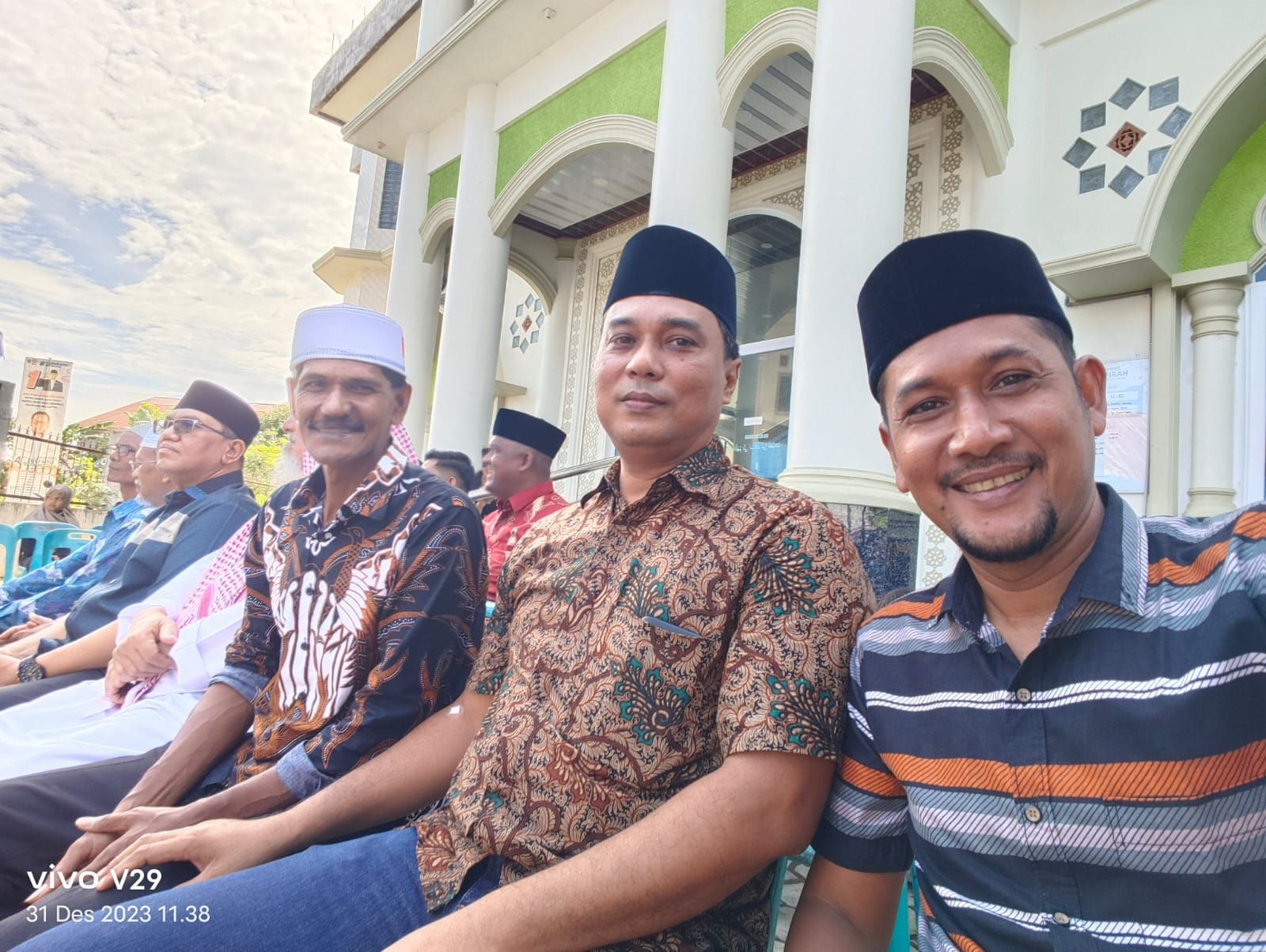 Ketua BKM Babul Maghfirah Wirzaini Usman bersama Fahmi SE (Caleg PA) dan Bendahara Gampong Mukhlis SH