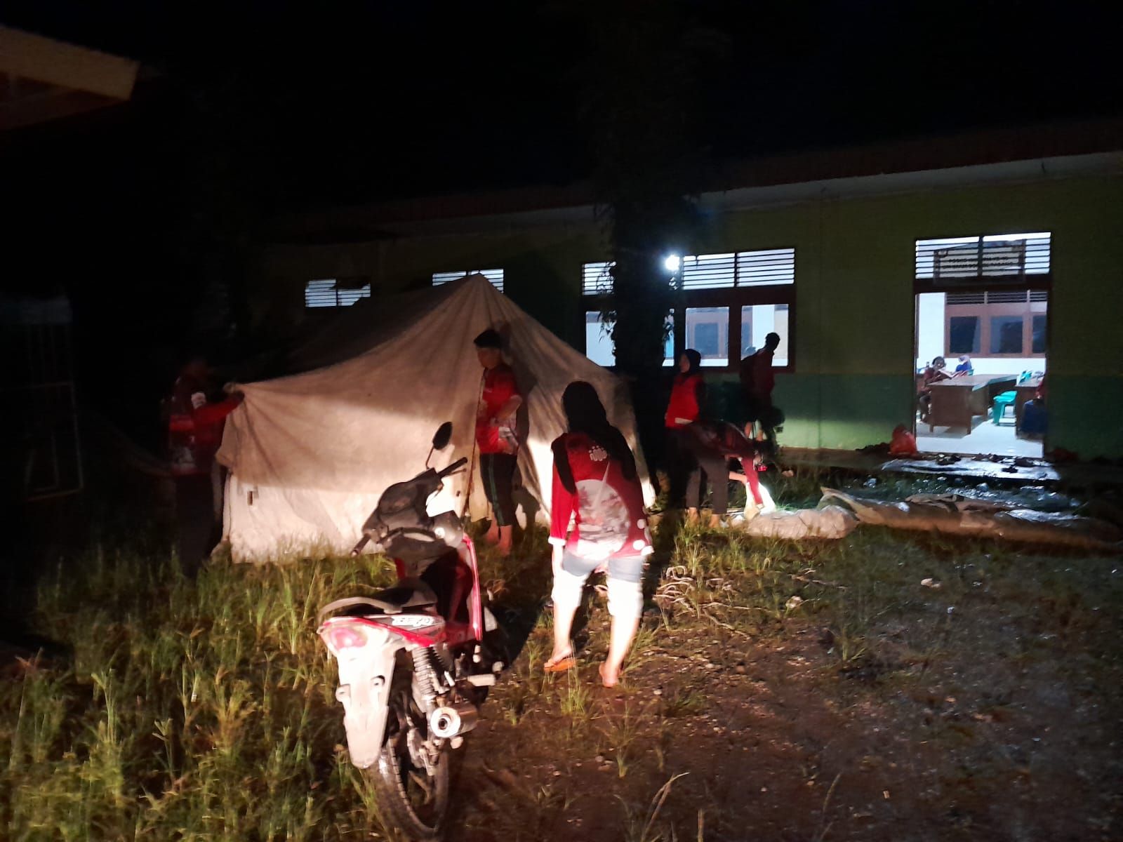 Relawan PMI Dharmasraya tampak menyiapkan tenda pengungsi bagi warga terdampak banjir di Kecamatan Koto Besar, Kabupaten Dharmasraya, Sumatera Barat, Sabtu 30 Desember 2023