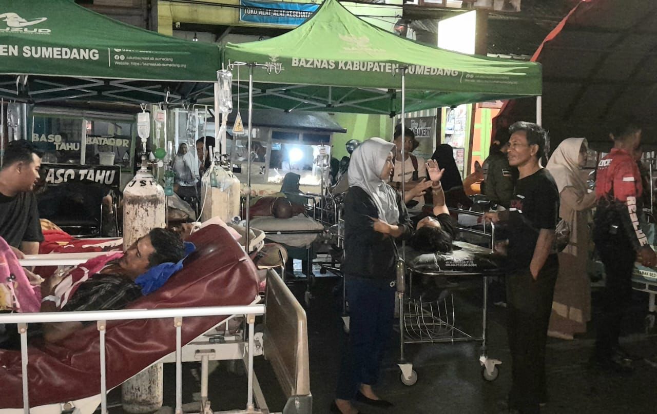 Kondisi pasien RSUD Sumedang di tenda-tenda pengungsian, setelah terjadinya guncangan gempa ketiga kalinya, Minggu 31 Desember 2023.*/Kabar Priangan/Taufik Rachman 