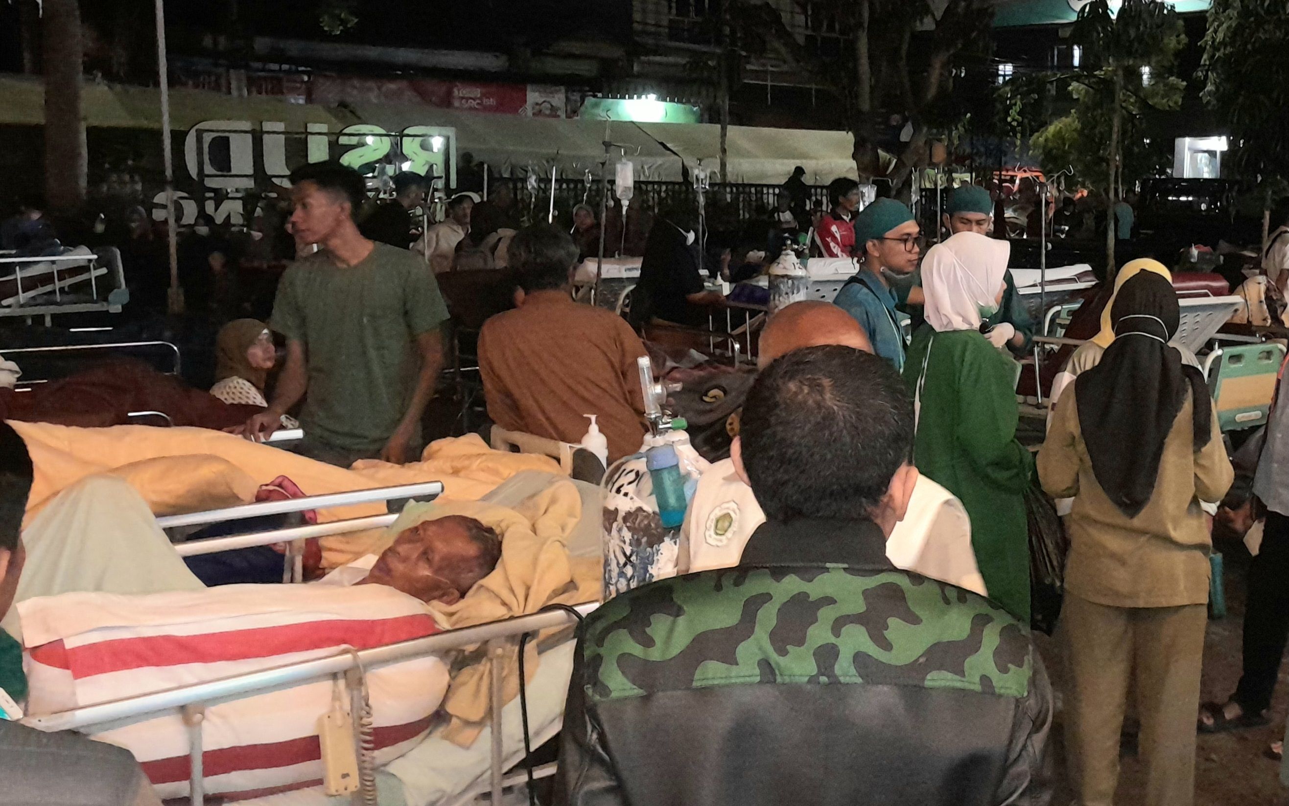 Pasien di RSUD Sumedang, terpaksa dipindahkan keluar untuk menghindari ancaman gempa susulan.