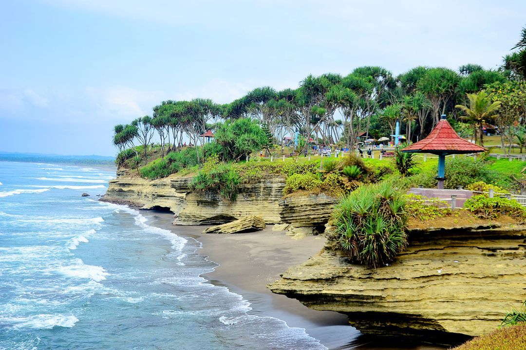 Pantai Batu Hiu Pangandaran Jawa Barat.