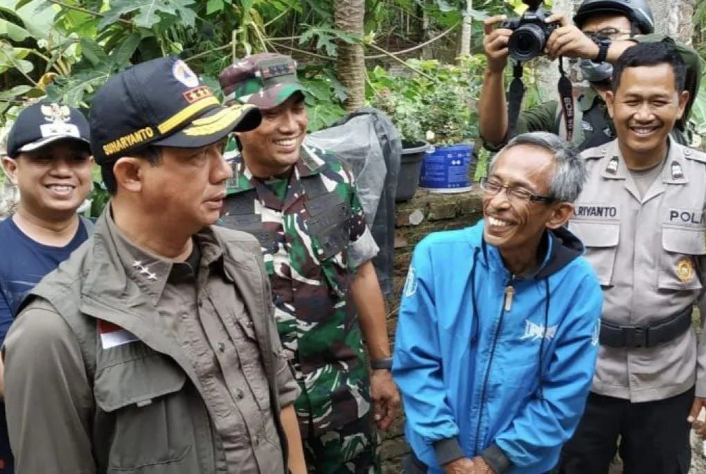 Kepala BNPB Letjen TNI Suharyanto meninjau salah satu rumah yang rusak berat akibat gempa di Kelurahan Cipameungpeuk, Kecamatan Sumedang Selatan
