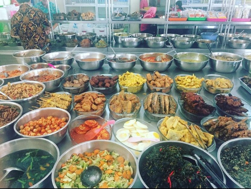 Rumah Makan Taman Sari Solo ini terkenal dengan sajian prasmanan lengkap dengan 50-60 jenis lauk, mulai dari olahan ayam, ikan, sayur, daging hingga pelengkap lainnya.