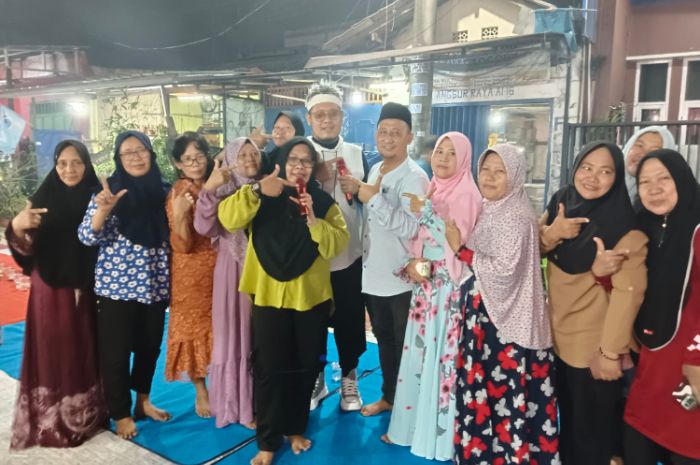 Caleg DPRD Kabupaten Tangerang Iran Arifin saat merayakan Tahun Baru 2024 bersama warga bumi Asri Kutabumi-Pasar Kemis.//