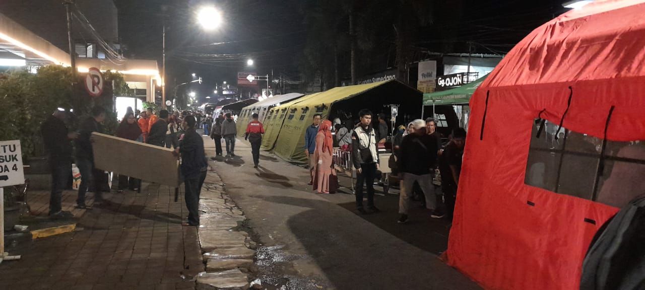 Sejumlah tenda darurat dipasang di jalan Prabu Geusan Ulun Sumedang untuk mengevakuasi pasien RSUD Sumedang.*
