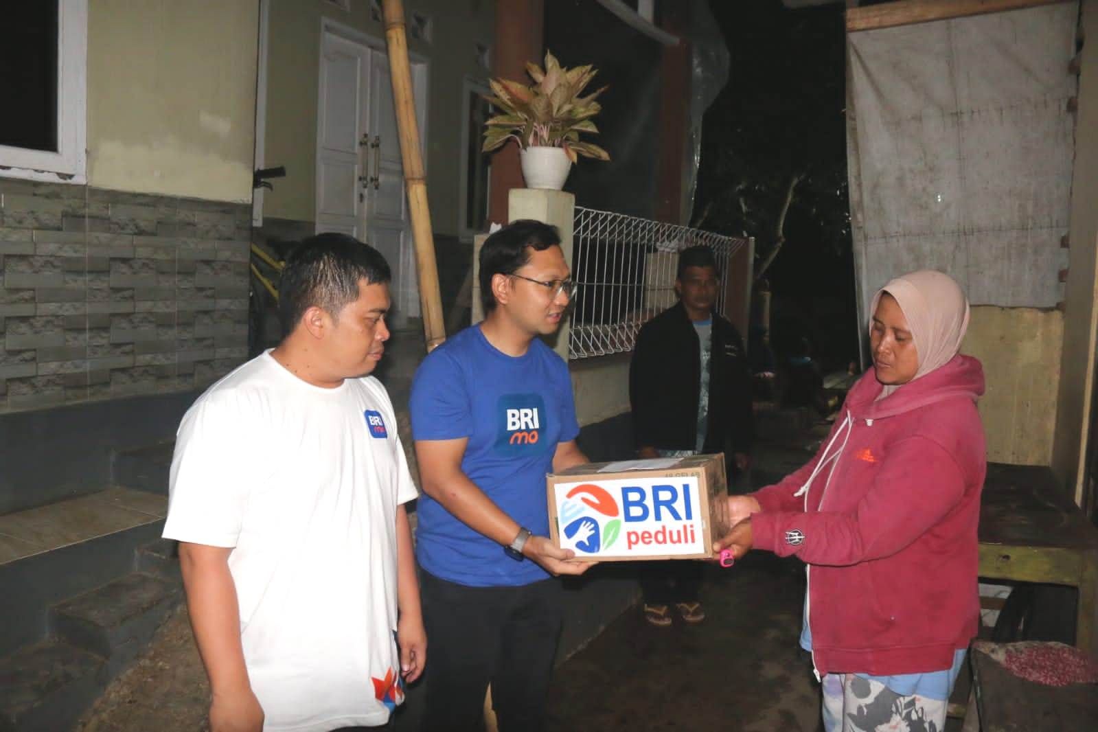Penyerahan bantuan dari BRI bagi warga terdampak gempa Sumedang pada Senin, 1 Januari 2024.