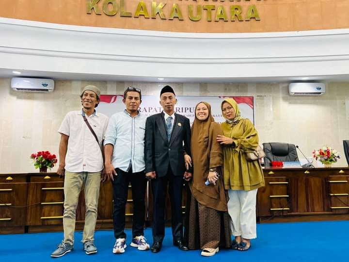 Bapak Irwan Amir ST, (pakai Kopiah) Mantan Aktivis Universitas 45 Makassar, yang lebih akrab di panggil dengan Sebutan Kanda KING, Foto bersama keluarga diselah pelantikannya sebagai Anggota DPRD Kolaka Utara