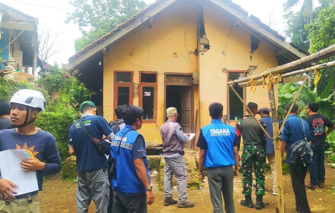 Petugas gabungan sedang melakukan asesmen pada rumah milik Oma Sopandi, di Kampung Blok Sakola RT 01/06, Desa Cikaramas, Kecamatan Tanjungmedar, Kabupaten Sumedang, yang mengalami rusak berat akibat guncangan gempa Senin, malam.