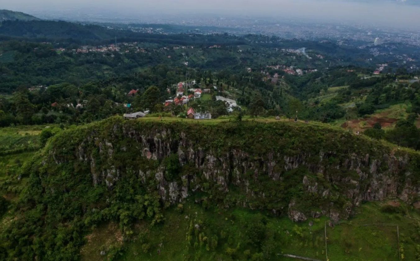 Foto udara Gunung Batu yang merupakan bagian dari Sesar Lembang di Pasirwangi, Lembang, Kabupaten Bandung Barat, Jawa Barat pada Minggu, 7 Maret 2021.