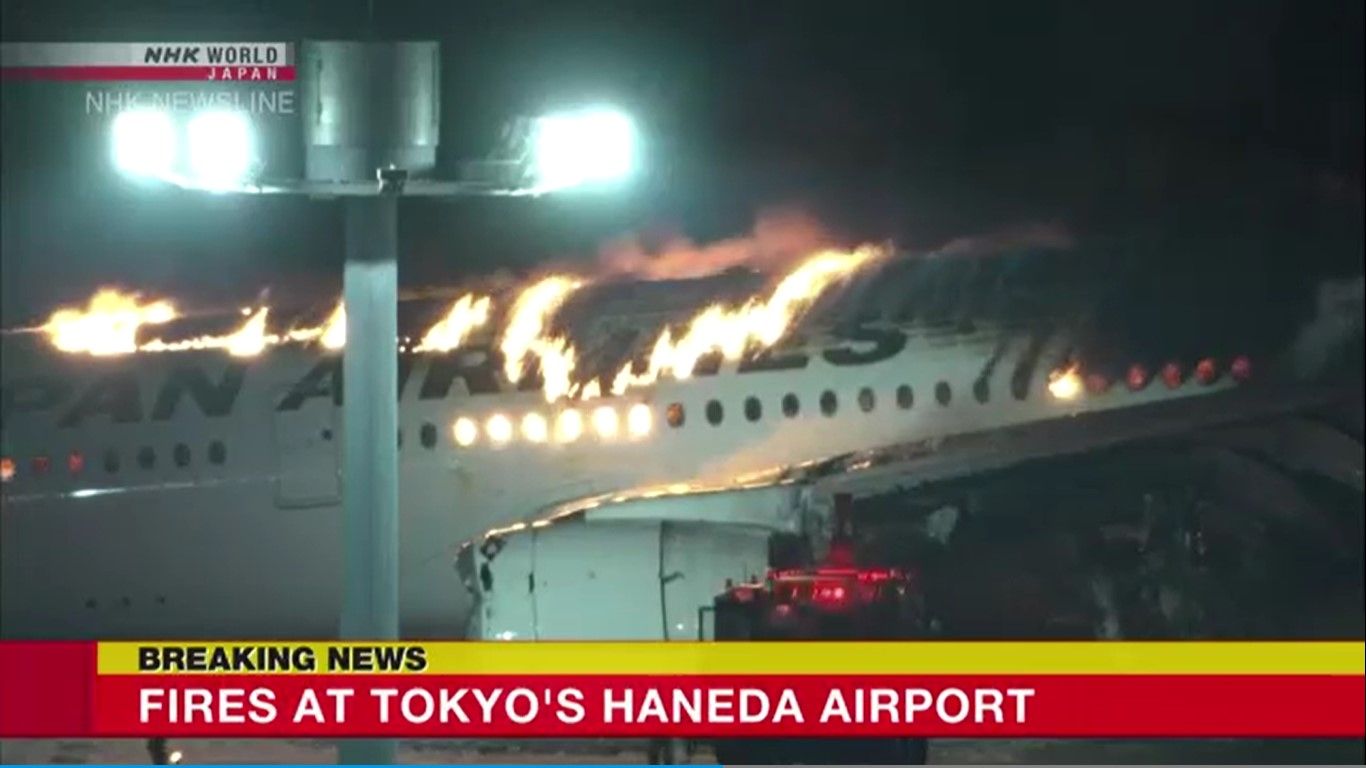Siaran breaking news NHK yang memperlihatkan kebakaran pesawat Japan Airlines