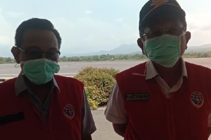 Kepala Bandara Frans Seda Maumere Partahian Panjaitan, didampingi Kepala Seksi Teknik dan Operasi Arief Budiman.//
