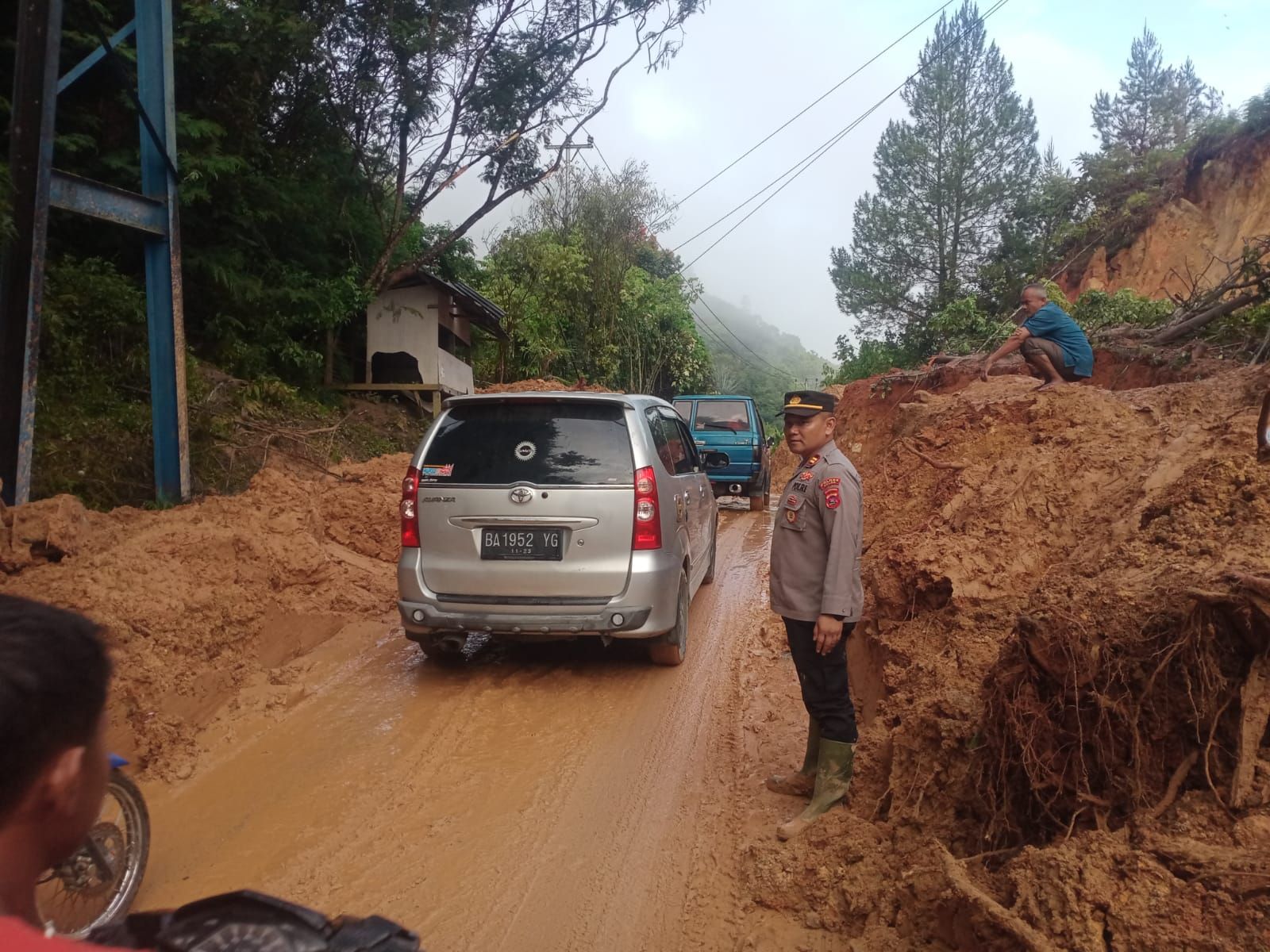 SUMBAR HARI INI Jalan Bisa Dilewati Kendaraan dari Solok Selatan dan Akses Buka Tutup di Lokasi Longsor Lolo Surian 