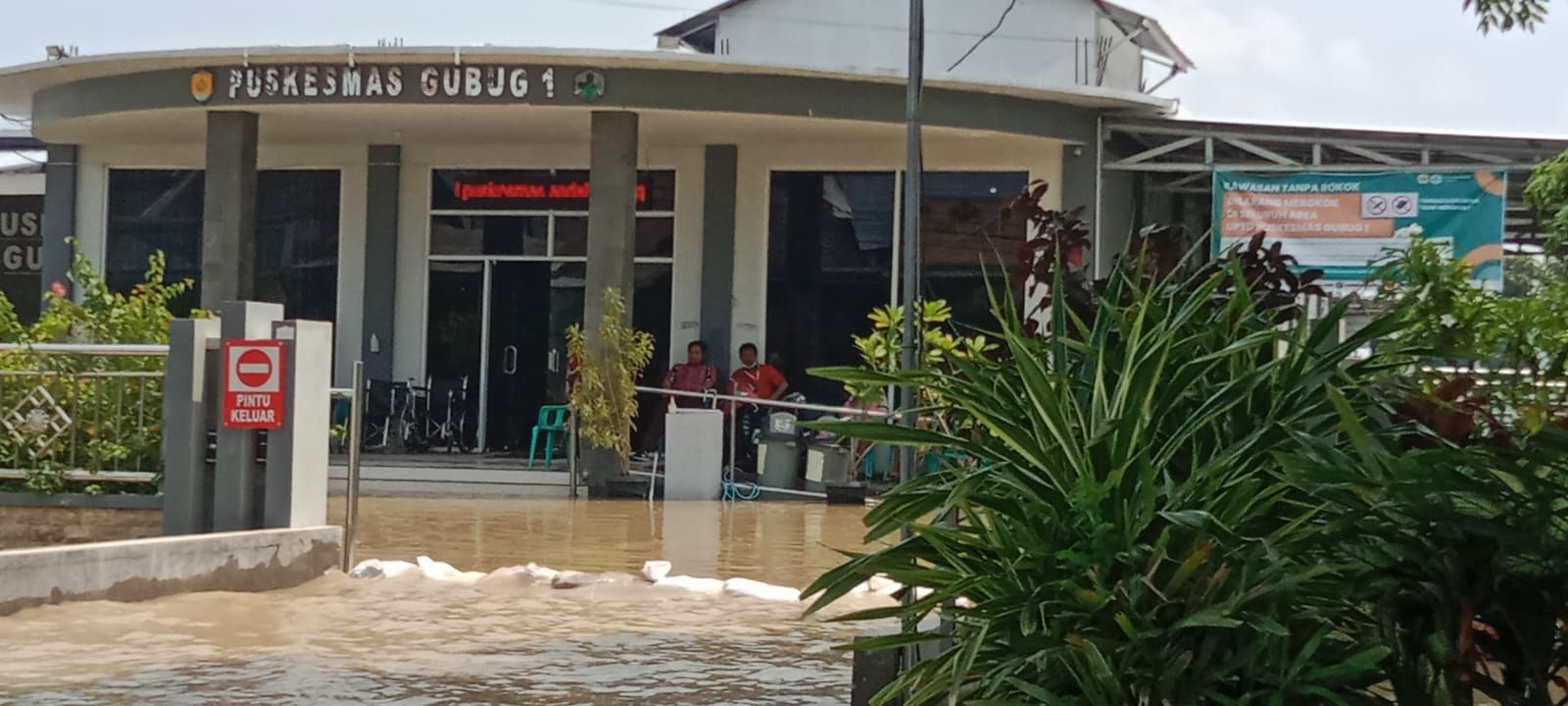 Halaman Puskesmas Gubug 1 terdampak banjir.