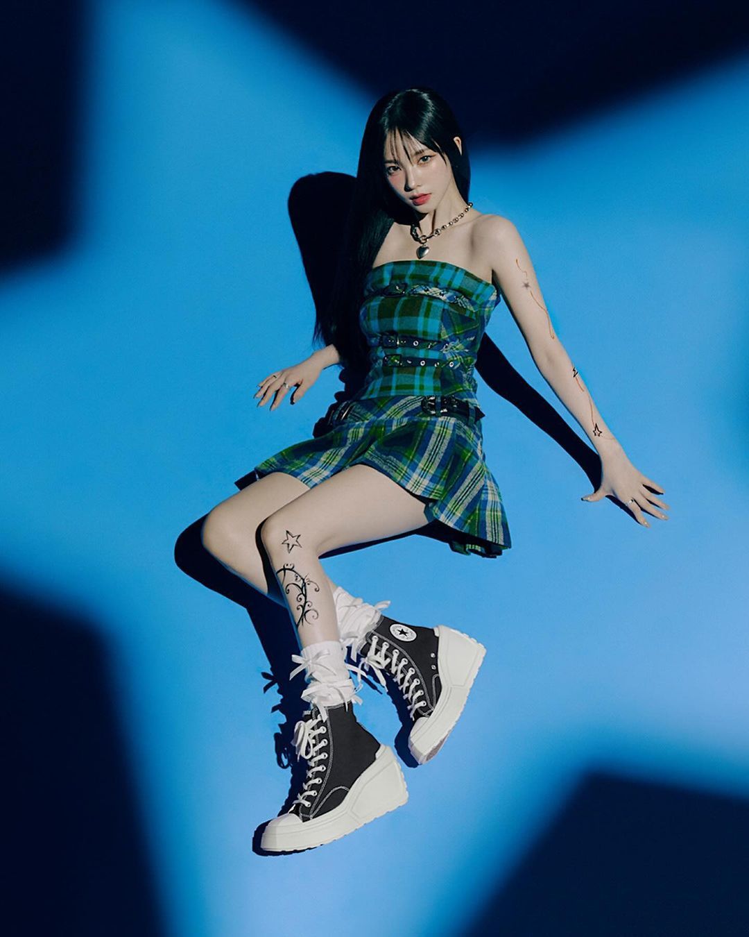 Wow Keren! Karina aespa Resmi Menjadi Brand Ambassador Sepatu Converse Korea