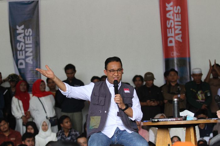 Calon presiden nomor urut 1 Anies Baswedan menjawab pertanyaan masyarakat saat kampanye di Kabupaten Tanah Datar, Sumatera Barat, Rabu (3//1/2024)