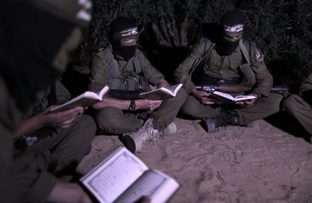 Sekelompok mujahidin Palestina dari Brigade Izzuddin Al Qassam Hamas sedang membaca Al Quran.