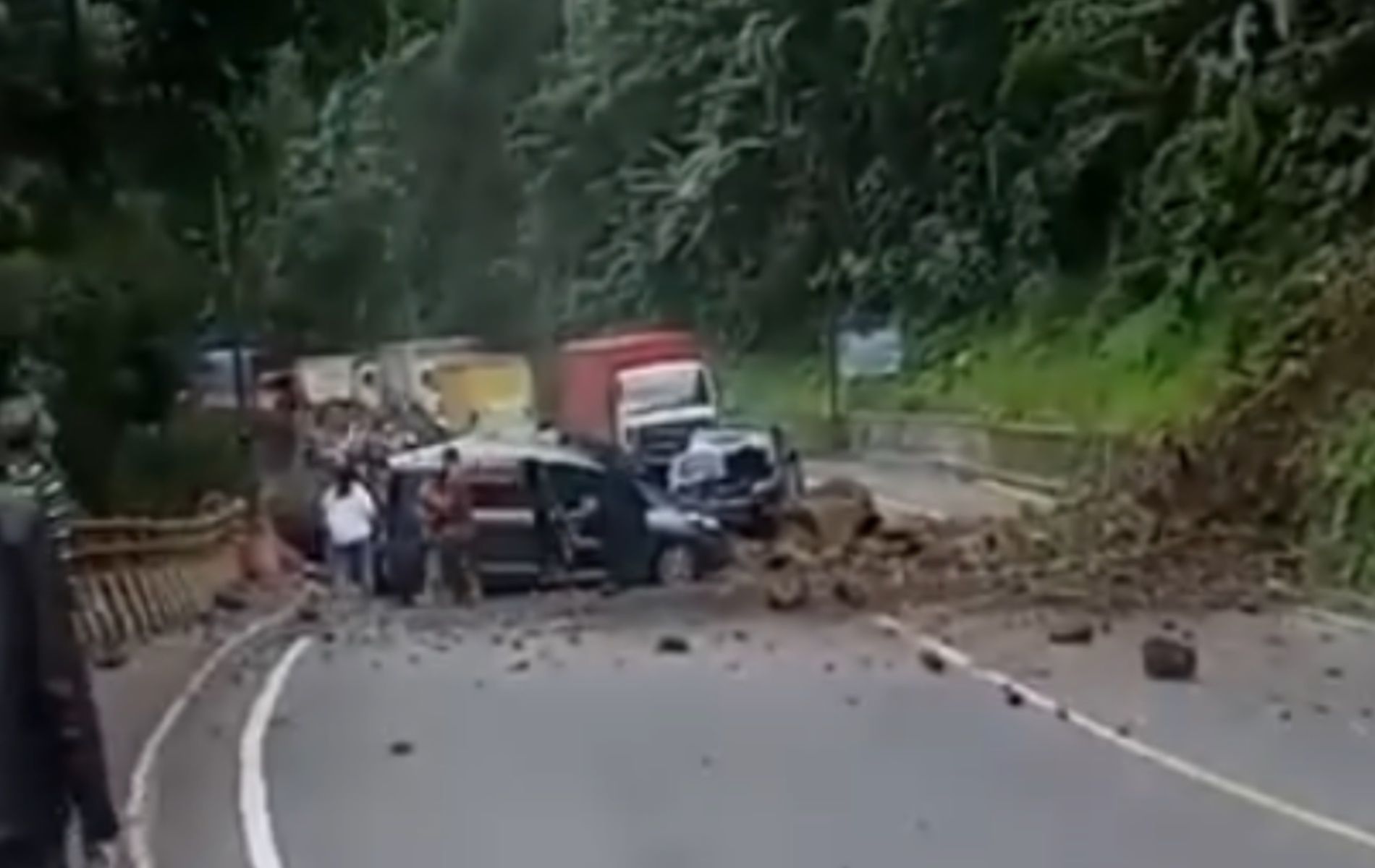 Tangkapan layar video berisi narasi yang menyatakan terjadi longsor di Jalan Cadas Pangeran Sumedang hingga menimpa mobil.