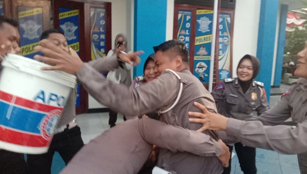  Sejumlah Anggota Polisi Satlantas Polres Pangandaran mendapat kejutan dengan disiram air oleh rekan-rekan anggotanya atas kenaikan pangkat yang diraihnya, Selasa 2 Januari 2024.