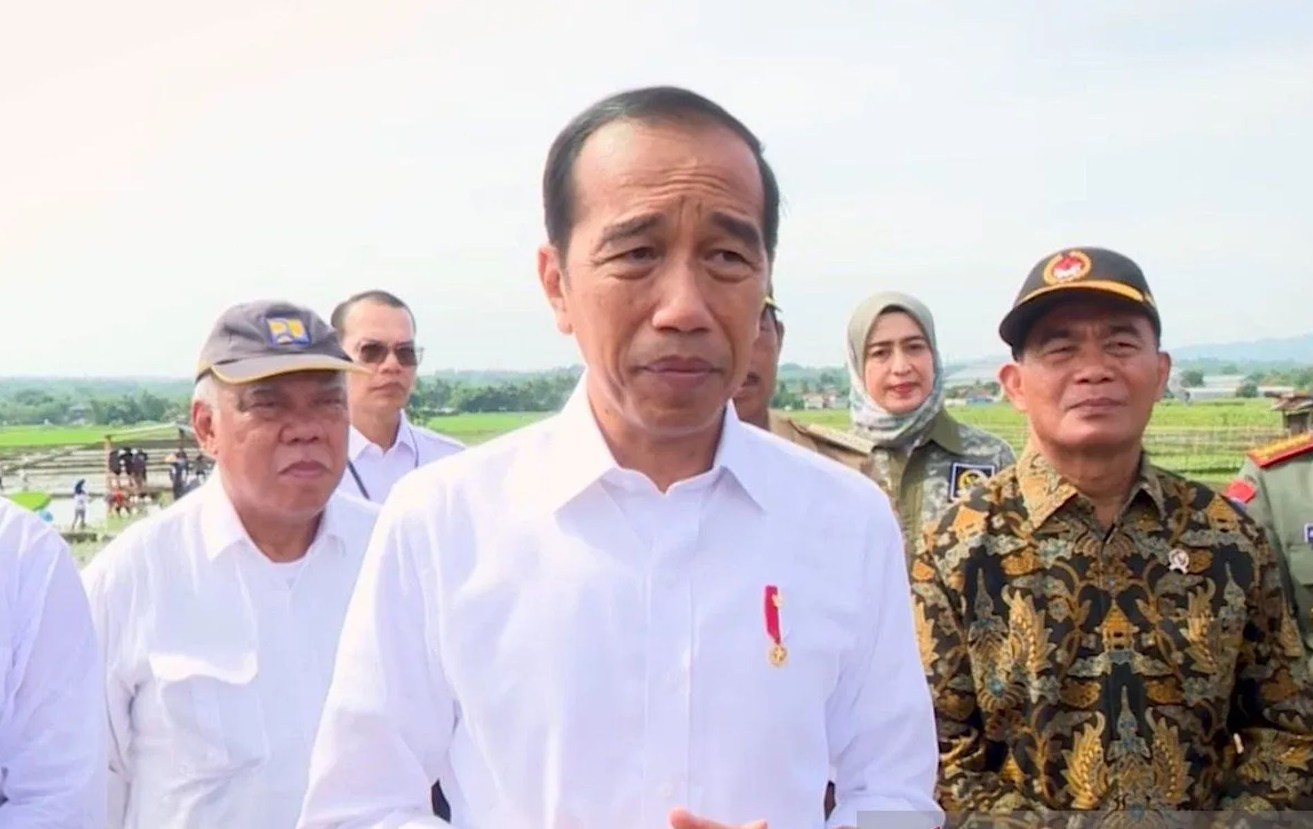 Presiden Joko Widodo didampingi Menteri PUPR Basuki Hadimuljono dan Menko PMK Muhadjir Effendy menyampaikan keterangan saat menghadiri agenda Tanam Padi Bersama di Banyumas, Jawa Tengah, Rabu (3/1/2024).