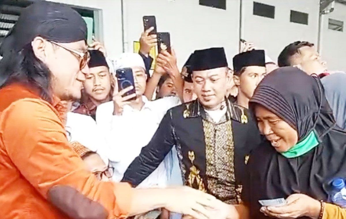 Tangkapan layar - Gus Miftah bagi-bagi uang di Pamekasan, Jawa Timur.