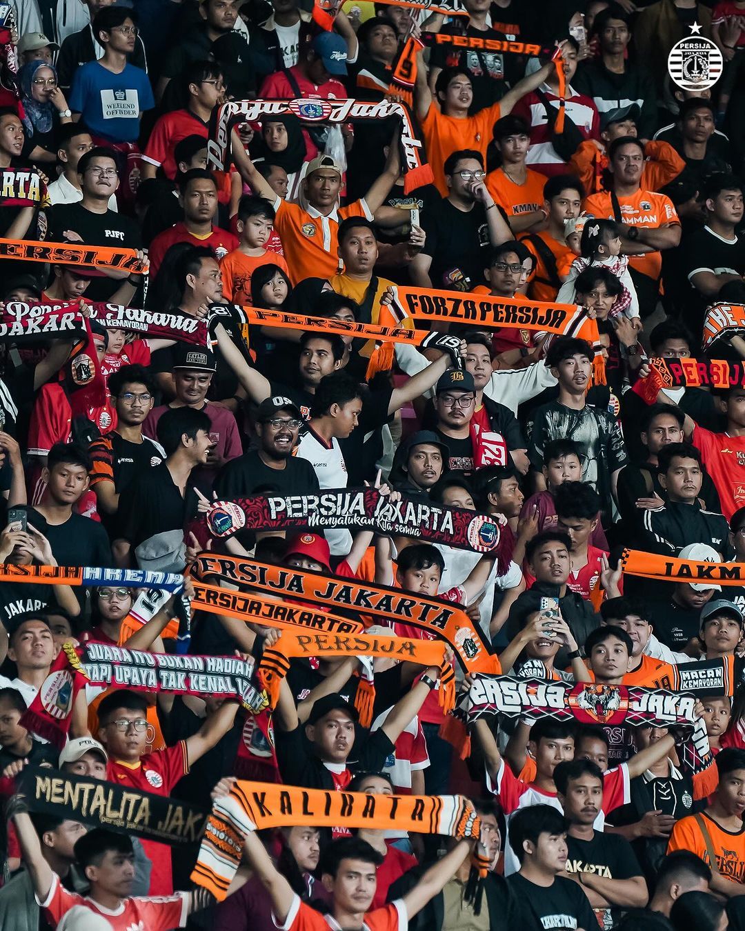 Potret kreativitas Jakmania dalam memberikan dukungan kepada Persija Jakarta di Stadion Utama Gelora Bung Karno (SUGBK)