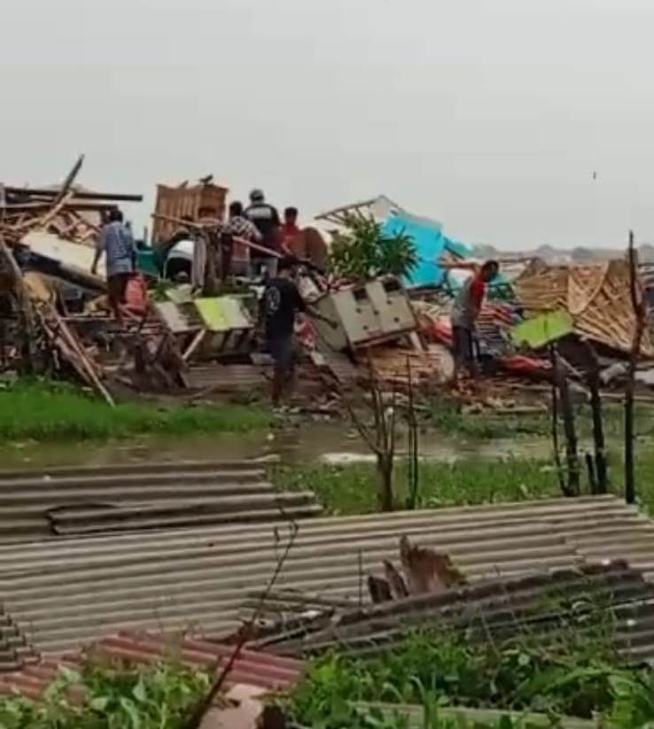 Kondisi di desa Dadap. Kecamatan Juntinyuat porak poranda usai diterjang angin puting beliung, Kamis (4/1/2023)