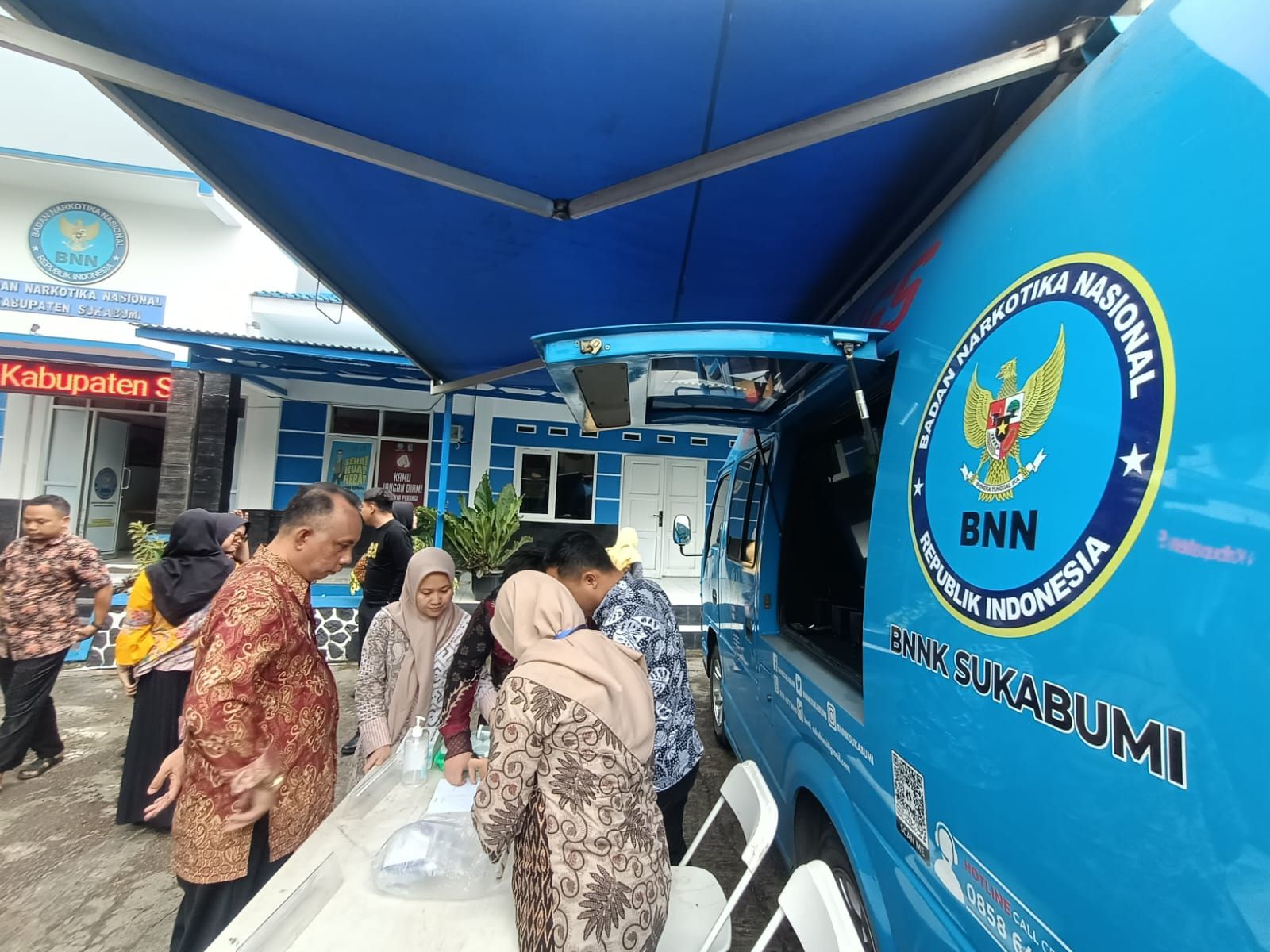 para pejabat teras di lingkungan BNNK Sukabumi mengikuti test urine dikantor BNNK Sukabumi